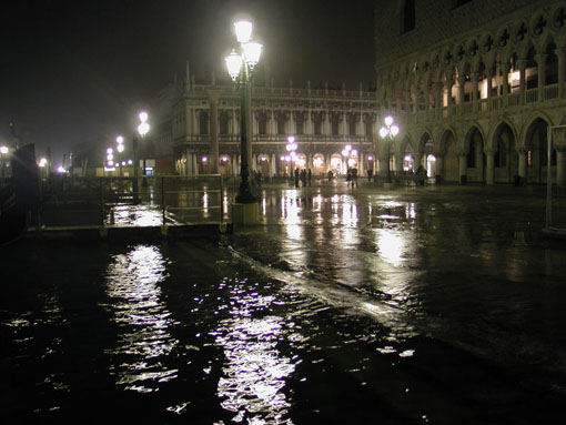 800px-Venezia_acqua_alta_notte_2005.jpg