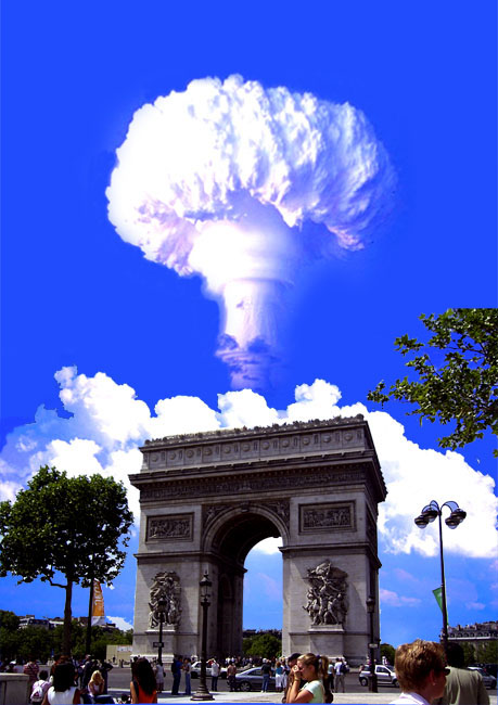 パリ凱旋門と原爆完成1.jpg